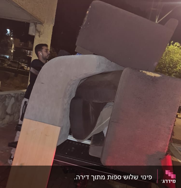 הובלת רהיטים על עגלה ברחוב בלילה